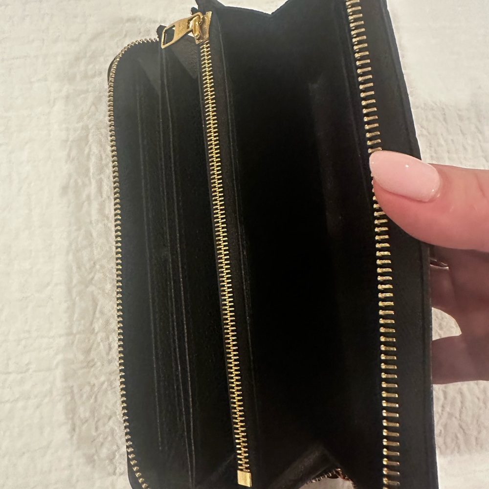 Authentic Louis Vuitton Black Zippy Wallet. 
Monogram Empreinte Leather. - Picture 15 of 16